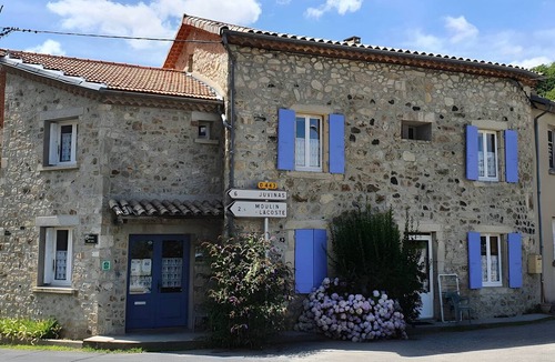 Aizac Bed & Breakfast | Guest Rooms "Le Volcan d'Aizac" – Lunar Room