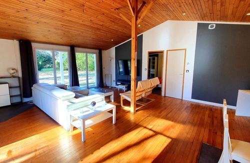 Saint-Vincent-de-Tyrosse House | Guesthouse in wooded property