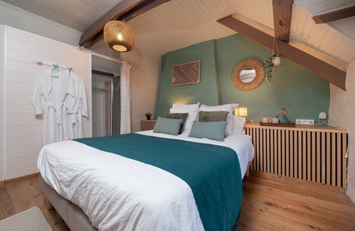 Guilligomarc'h Bed & Breakfast | Guesthouse “Chambre Carnac” with Private Bathroom, Shared Garden & Lounge Area