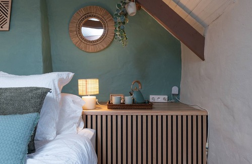Guilligomarc'h Bed & Breakfast | Guesthouse “Chambre Carnac” with Private Bathroom, Shared Garden & Lounge Area