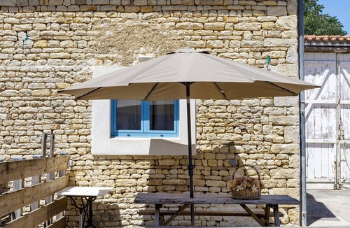 Longre Apartment | Guesthouse “Chambres et gîtes La Biargerie” with Pool, Shared Garden, Animals & Wi-Fi