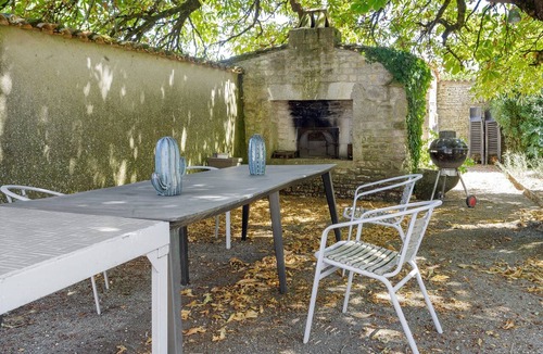 Longre Apartment | Guesthouse “Chambres et gîtes La Biargerie” with Pool, Shared Garden, Animals & Wi-Fi