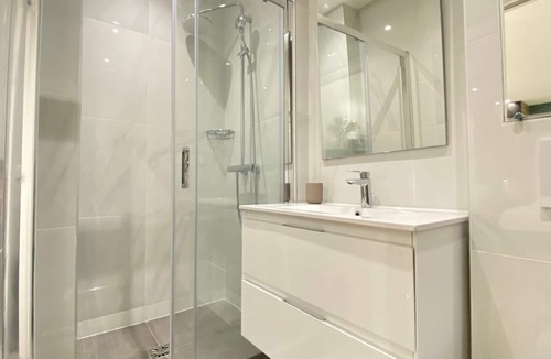 Quartier de la Salpetriere Apartment | GuestReady - Sleek emerald escape in the 13th arr.