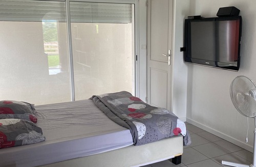 Saint-Pee-sur-Nivelle Apartment | Guestroom