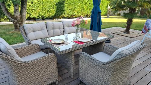 Civray Bed & Breakfast | Halte détente chez Sylvie près A71 Bourges - chambres climatisées, table d'Hôtes, sauna, billard, salle ciné, parking intérieur