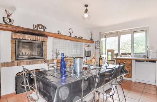 Rigarda House | High and spacious vacation home with views of the Pyrenees and the Pic du Canigou.