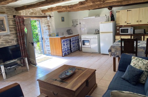Gomene Bed & Breakfast | High-quality traditional Breton vacation rental in Gomene, with a pool, Wi-Fi, and gardens