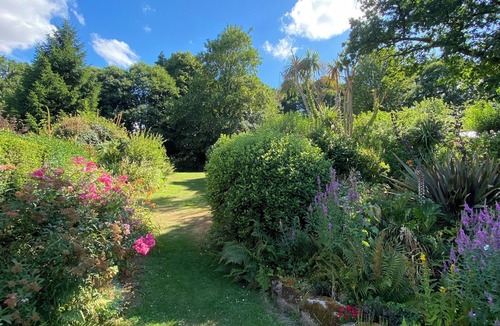 Gomene Bed & Breakfast | High-quality traditional Breton vacation rental in Gomene, with a pool, Wi-Fi, and gardens