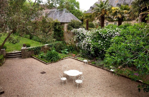 Hemevez House | Historical cottage at the château d'Hémevez