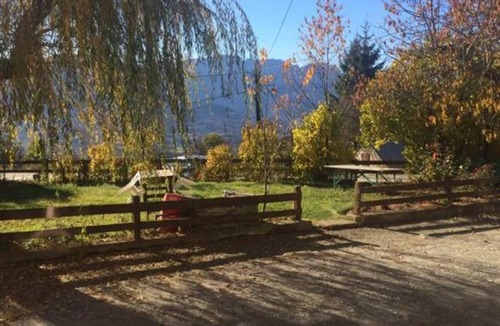 Benevent-et-Charbillac House | Holiday Home 'La Maison De Marie Le Rocher' with Shared Garden and Wi-Fi