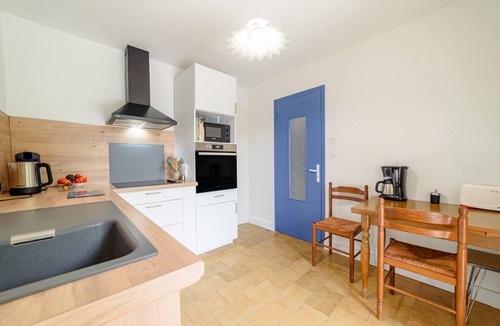 Saint-Genis House | Holiday Home 'Des Barnèdes' with Private Pool, Wi-Fi and Air Conditioning