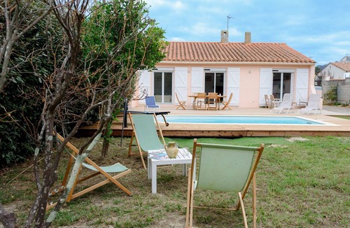 Saint-Genis House | Holiday Home 'Des Barnèdes' with Private Pool, Wi-Fi and Air Conditioning