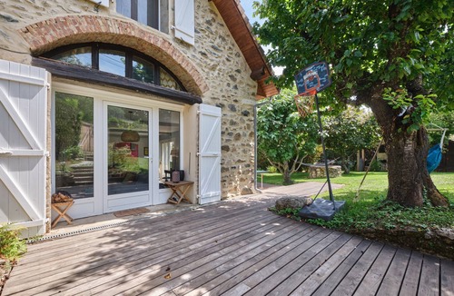Saint-Martin-de-la-Cluze House | Holiday Home 'Jolie Maison' with Mountain View, Private Terrace and Wi-Fi