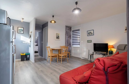 Guilvinec Apartment | Holiday Apartment "L'Eclose Ty Gwen" with Private Terrace, Shared Garden & Wi-Fi