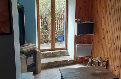 Gorges du Tarn Causses House | Holiday Home 'Gites La Bélugue Et Le Vignou' with Mountain View, Wi-Fi and Air Conditioning