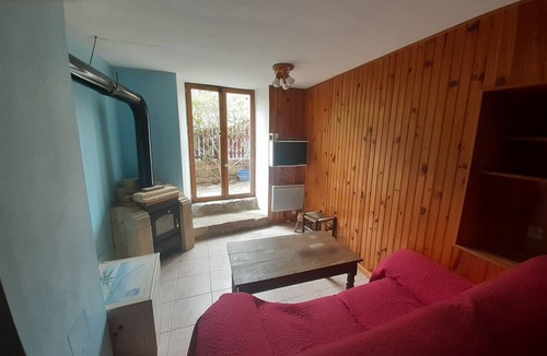 Gorges du Tarn Causses House | Holiday Home 'Gites La Bélugue Et Le Vignou' with Mountain View, Wi-Fi and Air Conditioning
