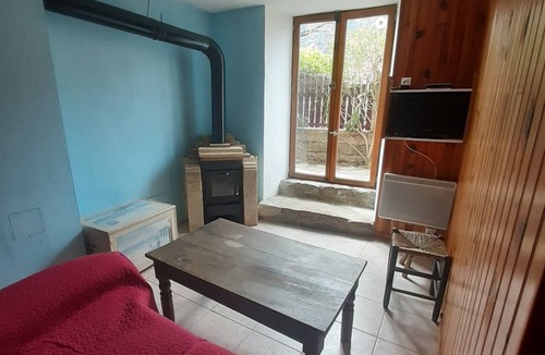 Gorges du Tarn Causses House | Holiday Home 'Gites La Bélugue Et Le Vignou' with Mountain View, Wi-Fi and Air Conditioning