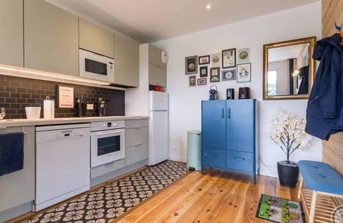 Les Moitiers-d'Allonne Cottage | Holiday Home in Cap Carteret with Garden and Terrace