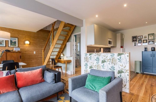 Les Moitiers-d'Allonne Cottage | Holiday Home in Cap Carteret with Garden and Terrace