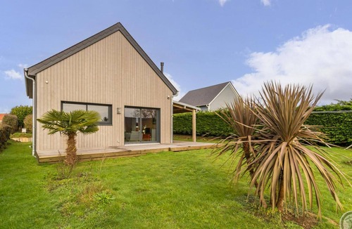 Les Moitiers-d'Allonne Cottage | Holiday Home in Cap Carteret with Garden and Terrace