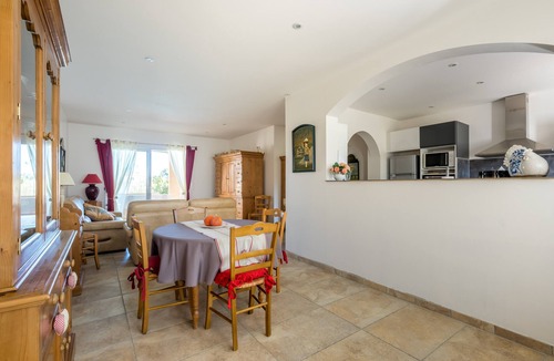 Montesquieu-des-Alberes Villa | Holiday Home 'Maison Entre Mer Et Montagnes' with Mountain View, Private Pool & Wi-Fi