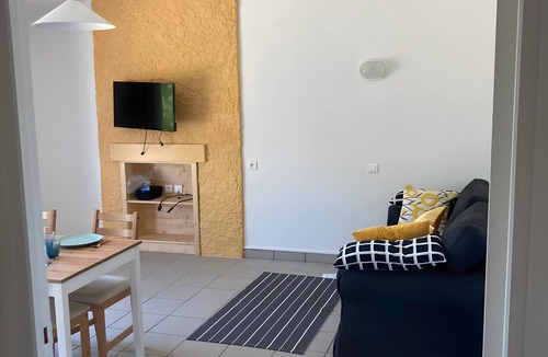 Saint-Remy-Sur-Durolle Apartment | Holiday Home 'Ocre Au Bord Du Lac' with Shared Terrace, Shared Garden and Wi-Fi