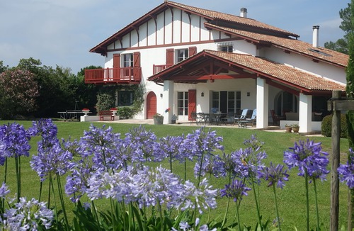 Saint-Pee-sur-Nivelle House | Holiday Home 'Grande Maison Piscine 6 Chambres' with Mountain View, Pool and Wi-Fi