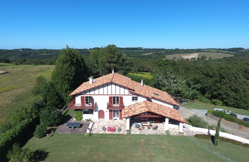 Saint-Pee-sur-Nivelle House | Holiday Home 'Grande Maison Piscine 6 Chambres' with Mountain View, Pool and Wi-Fi
