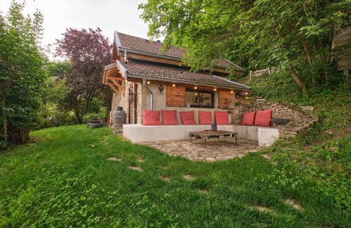 Quaix-en-Chartreuse House | Holiday Home 'L'atelier M' with Mountain View, Private Terrace and Private Garden