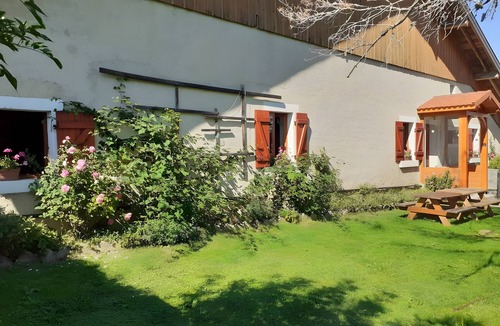 Chatelblanc House | Holiday Home “Ancienne Petite Ferme”: Mountain View, Shared Terrace, Wi-Fi