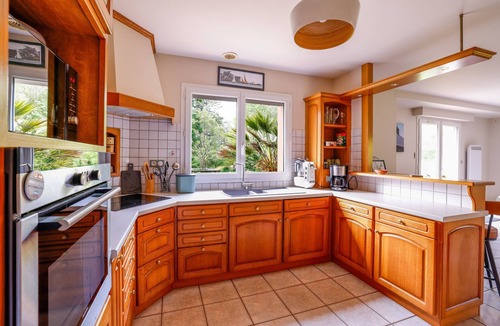 Le Faouet House | Holiday Home 'Au Milieu D'un Parc Arboré' with Private Terrace, Private Garden and Wi-Fi
