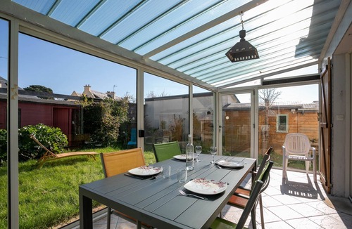 Plerin House | Holiday Home 'Charmante Maison' with Private Garden and Wi-Fi