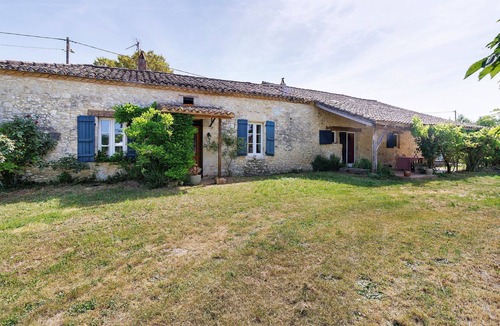 Monflanquin House | Holiday Home 'Domaine Agenas' with Lake View, Private Pool and Wi-Fi