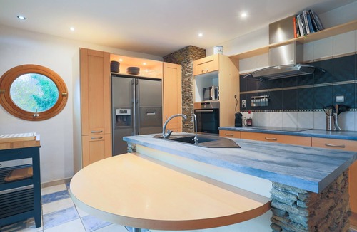 Guimaec House | Holiday Home 'Entre Terre Et Mer' with Private Terrace, Private Garden and Wi-Fi