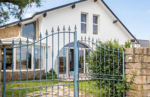 Saint-Pierre-Quiberon House | Holiday Home Villa Pieds Dans l'Eau Enez Thinic by Interhome