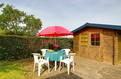 Sainte-Mere-Eglise House | Holiday Home 'Gite De Pauline, Sainte-mère-église' with Private Terrace, Private Garden and Wi-Fi