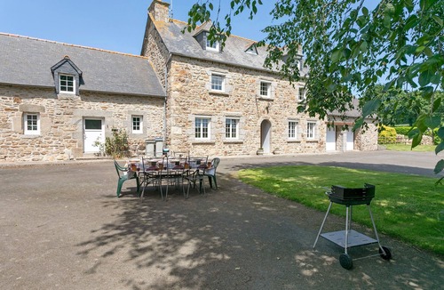 Plouisy House | Holiday Home 'Gîte De L'Allégoat' with Private Garden