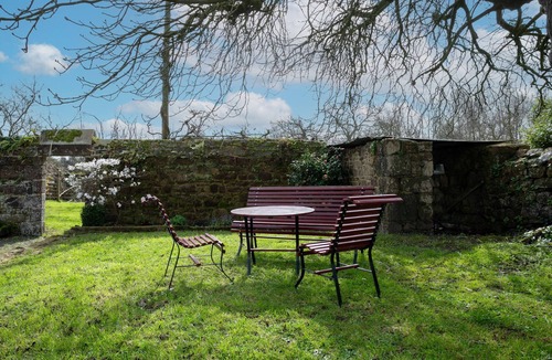 Prat House | Holiday Home 'Gite 1' with Shared Pool, Private Terrace and Wi-Fi
