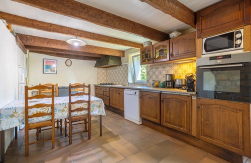 Briec House | Holiday Home 'Gîte De Kerho' with Private Garden and Wi-Fi