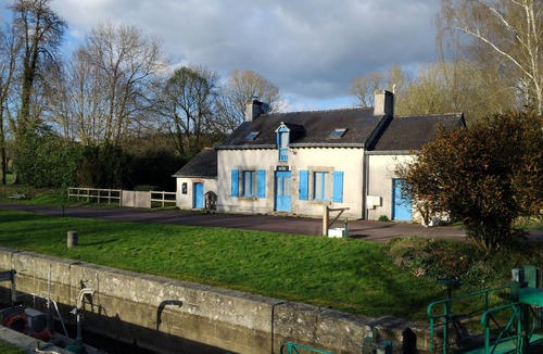 Josselin House | Holiday Home 'Gite Du Canal Josselin with Private Terrace, Fiber Internet