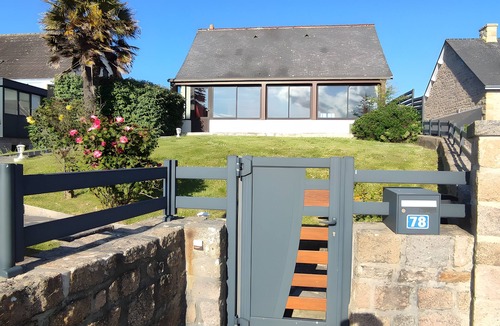 Montfarville House | Holiday Home “Gîte for 10 in Barfleur” with Private Terrace, Garden & Wi-Fi