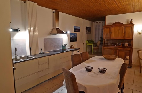 Bas-et-Lezat Cottage | Holiday Home 'Gîte Limagne Volcans' with Private Terrace, Shared Garden and Wi-Fi