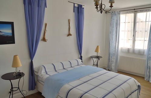 Bas-et-Lezat Cottage | Holiday Home 'Gîte Limagne Volcans' with Private Terrace, Shared Garden and Wi-Fi