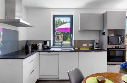 Plougrescant House | Holiday Home 'Gîte Ty Breizh' with Private Terrace and Wi-Fi