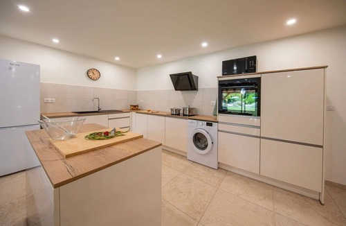 Saint-Georges House | Holiday Home 'Gite Coeur Des Ondes - Tournesol' with Shared Terrace, Shared Garden and Wi-Fi