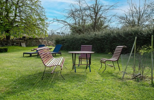Prat House | Holiday Home 'Gite La Grange 6 Personnes' with Shared Pool, Private Terrace and Wi-Fi