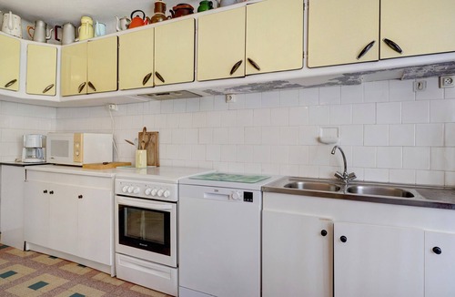 Plouvorn House | Holiday Home 'Grand Gîte - Ferme De' with Shared Garden and Wi-Fi