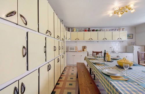 Plouvorn House | Holiday Home 'Grand Gîte - Ferme De' with Shared Garden and Wi-Fi