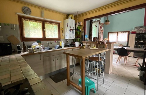 Pradines House | Holiday Home in Pradines with Renovated Private Garden