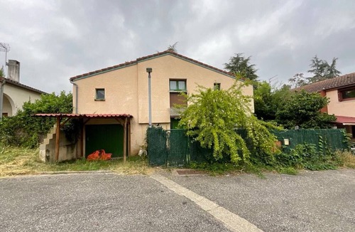 Pradines House | Holiday Home in Pradines with Renovated Private Garden